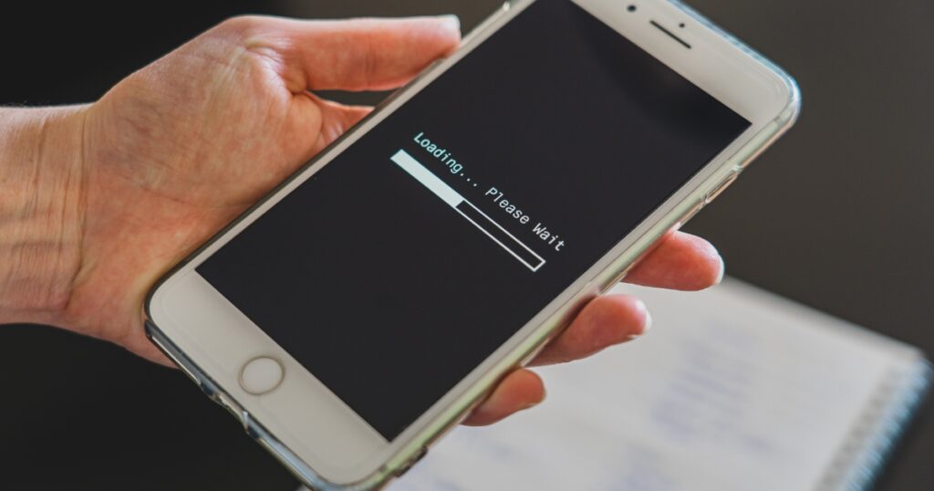 reset-telefonu-iphone telefon iphone jest w trakcie resetu