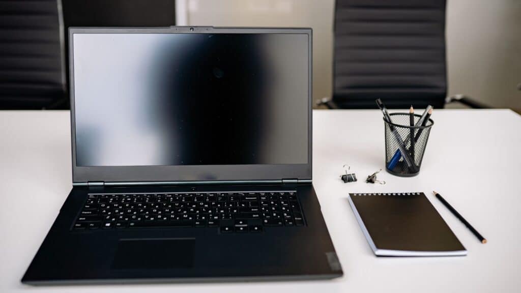 laptop czarny ekran w sklepie