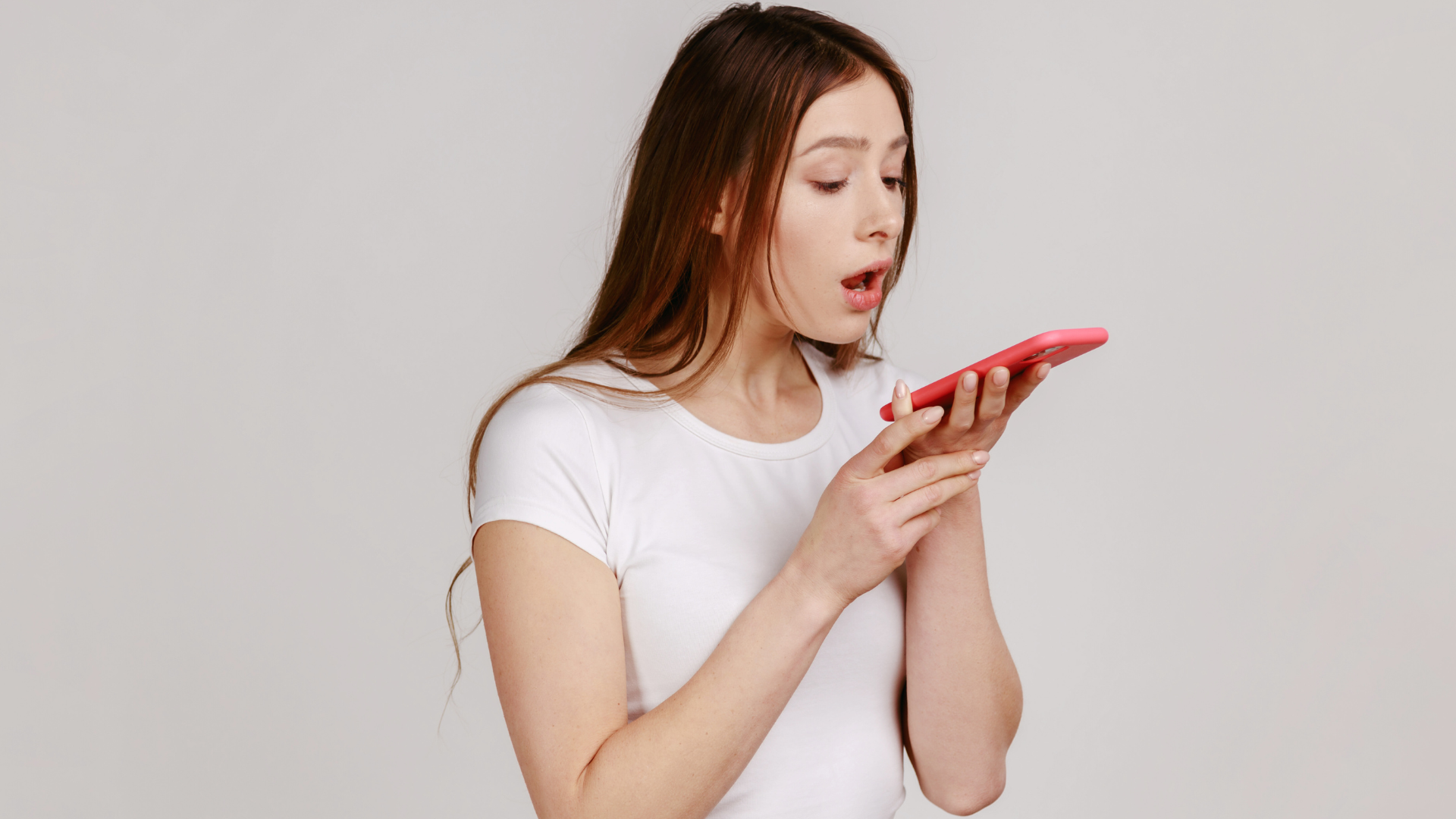 Naprawa głośnika w iphone. Kobieta rozmawia przez telefon.