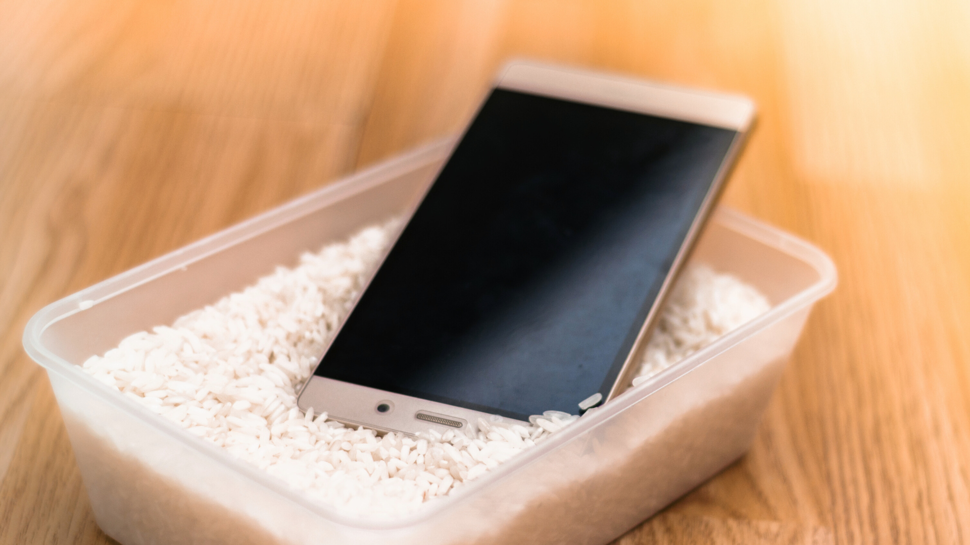 naprawa telefonu Warszawa - telefon włożony do ryżu