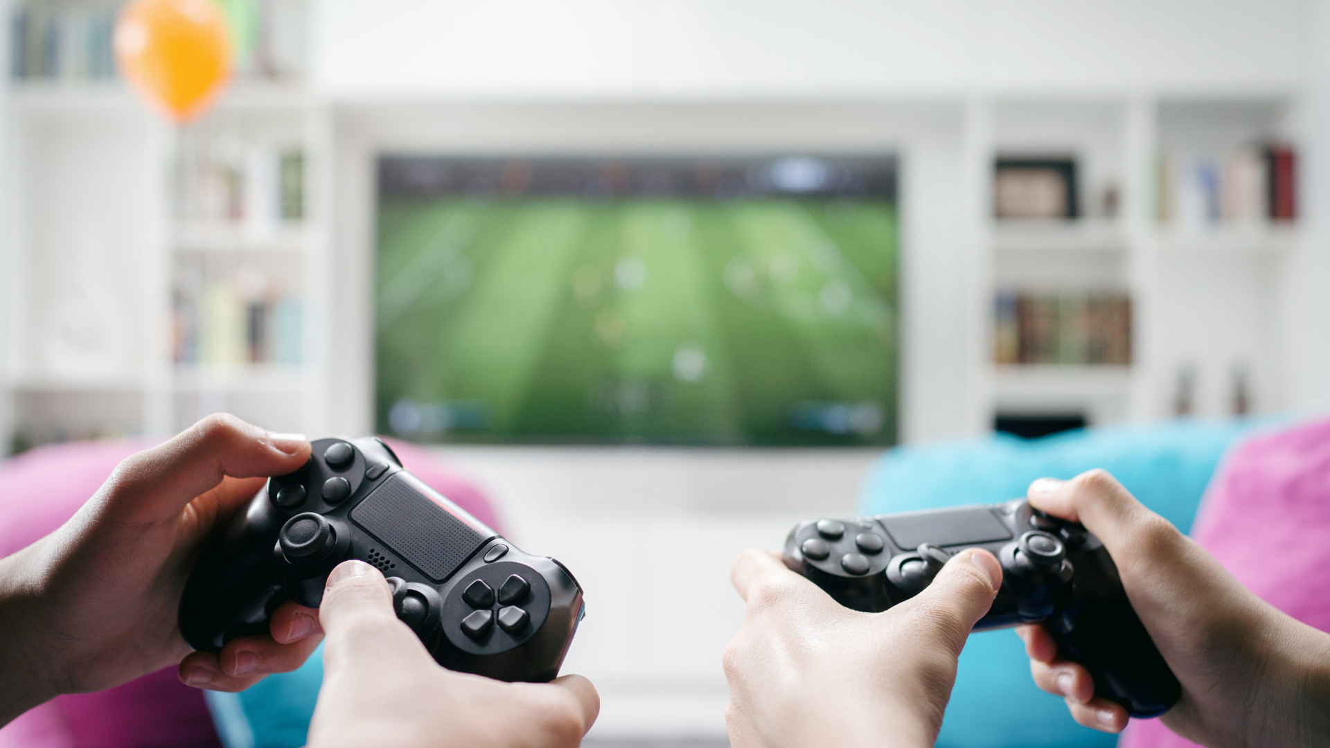 Dbanie o konsolę do gry - Dwie osoby grające w grę trzymając pady