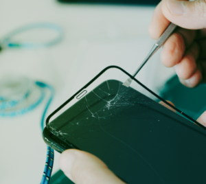 Wymiana szybki w telefonie przez serwisanta