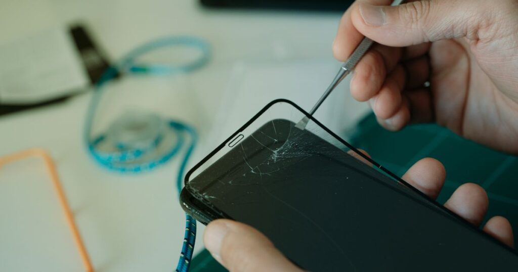 zbity ekran w telefonie samsung jest wymieniany w serwisie