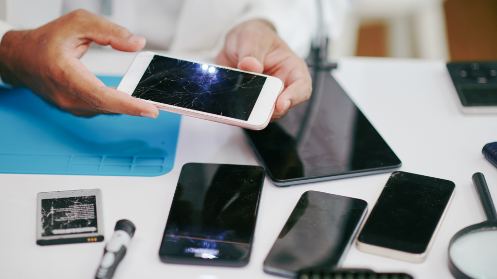 zbity wyświetlacz wylana matryca zbita szybka w telefonie