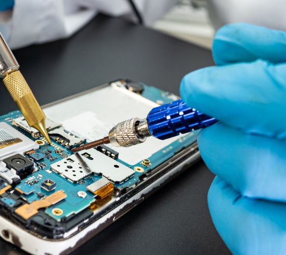 serwisant naprawia telefon w serwisie gsm Warszawa