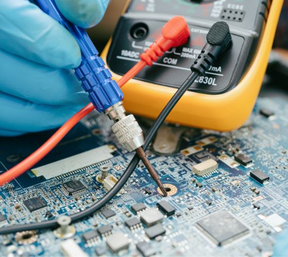 uszkodzenie telefonu Samsung Naprawa serwisant wymienia ekran w telefonie Samsung