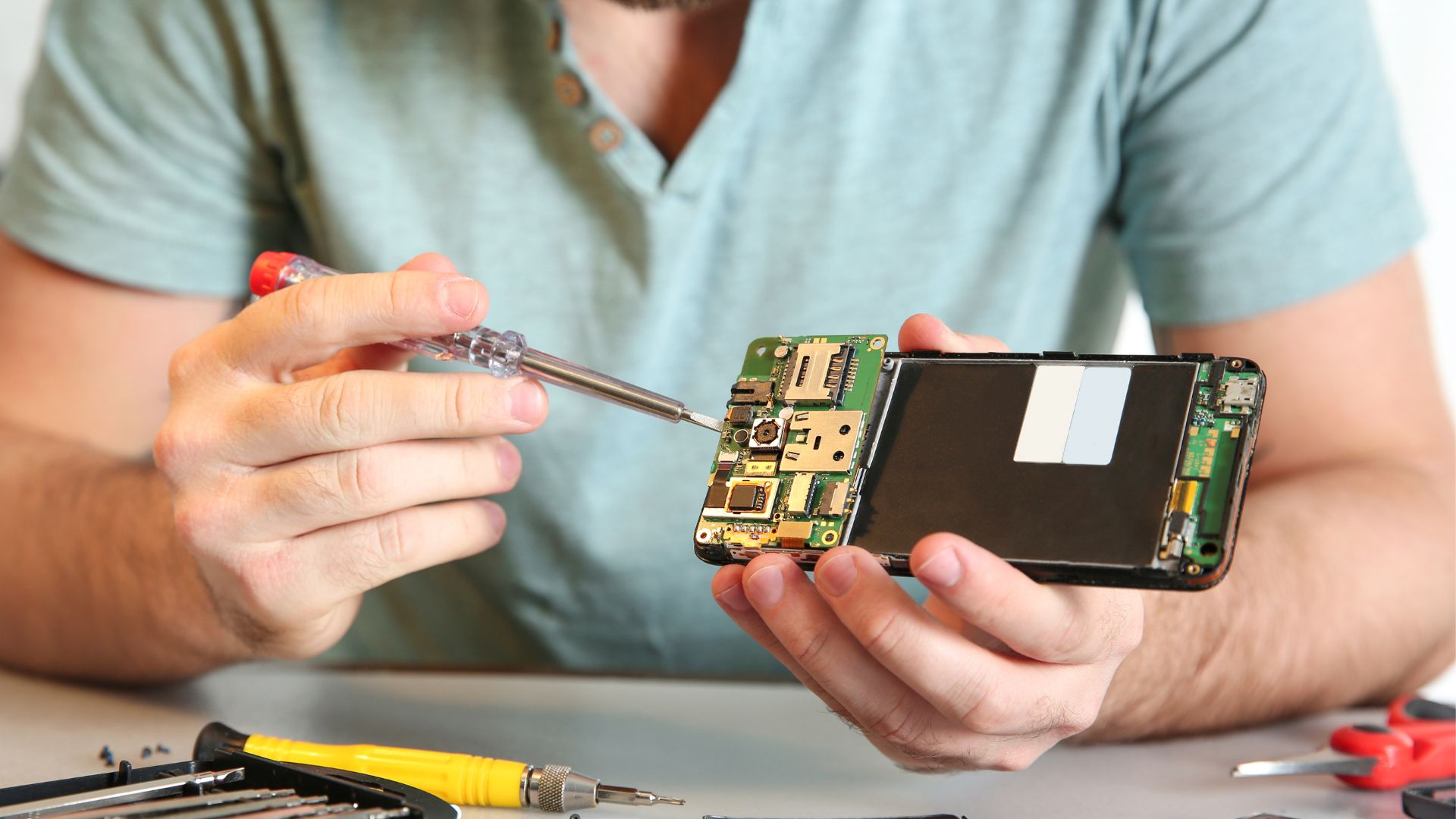 Serwis Samsung Warszawa, serwisant naprawia telefon samsung