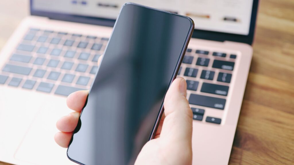 Samsung Galaxy s23 na tle laptopa