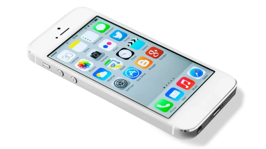 iphone 11 po wymiane wyświetlacza leży na blacie