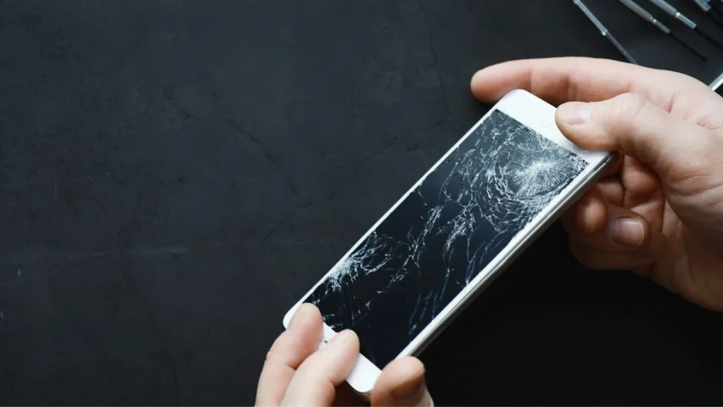 serwisant wymienia wyświetlacz w iphone 11