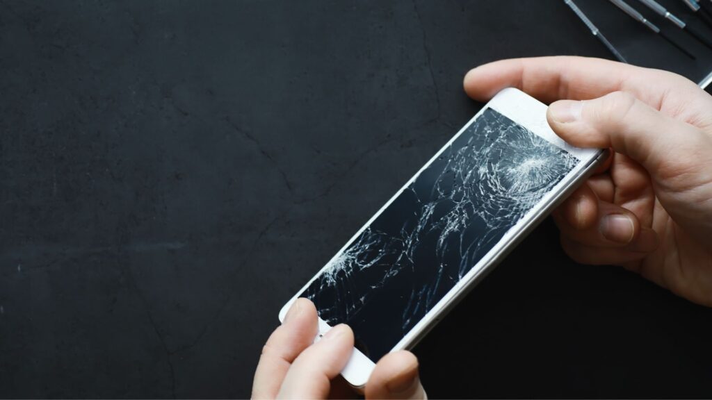 wymiana zbitego wyświetlacza w iphone 11