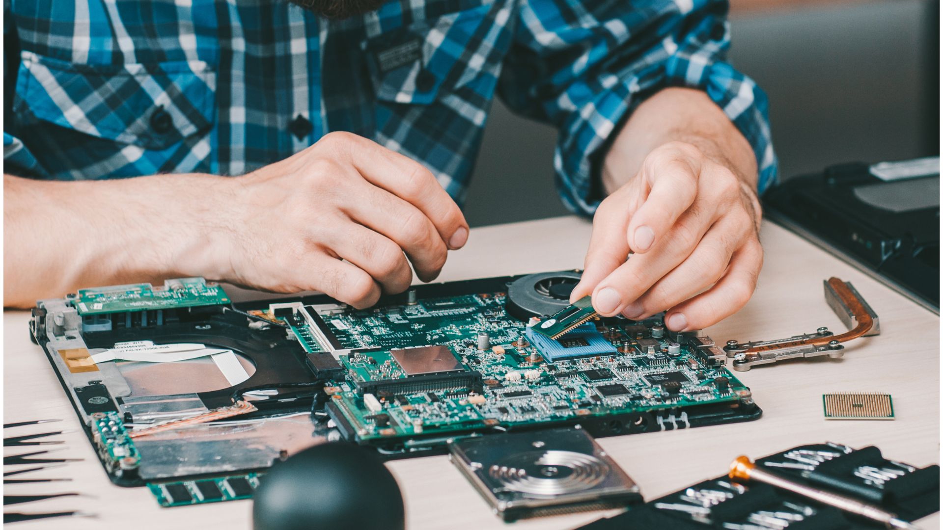 Naprawa laptopa Warszawa - serwisant przy pracy