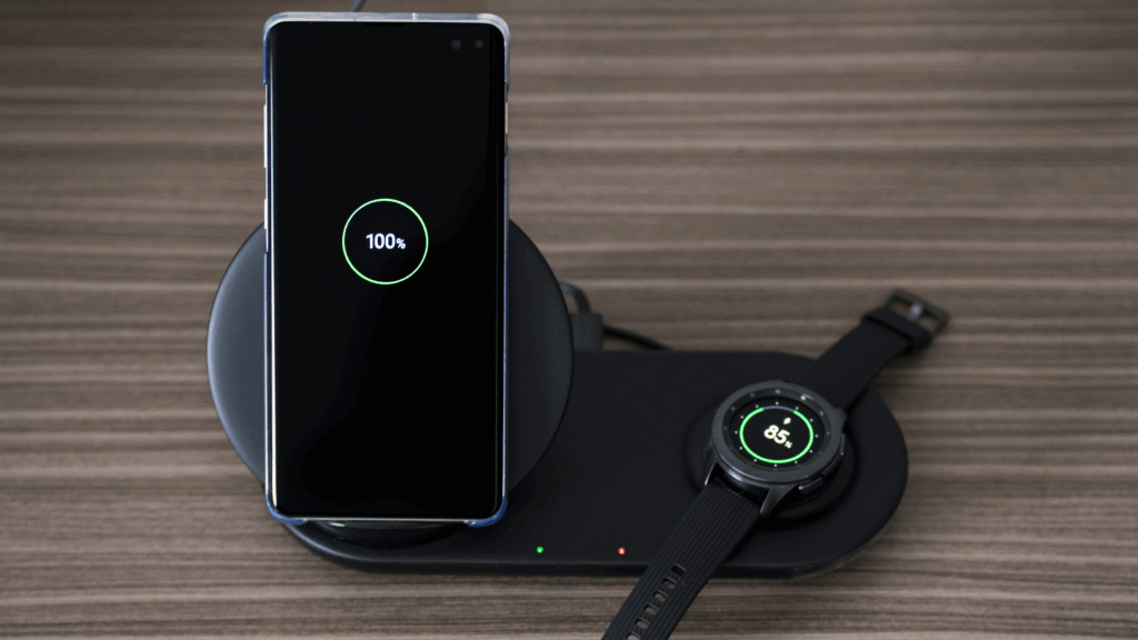 telefon samsun łąduje się na ładowarce bezprzewodowej