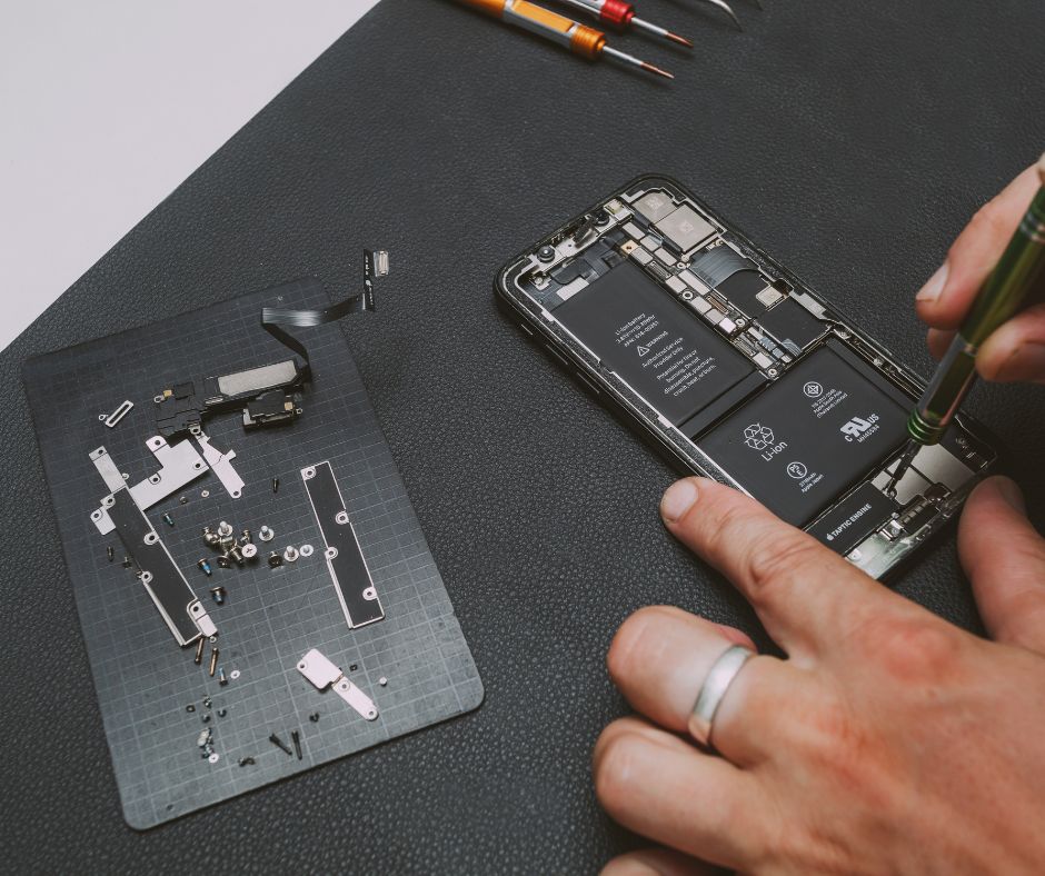 Serwisant naprawia telefon Xiaomi