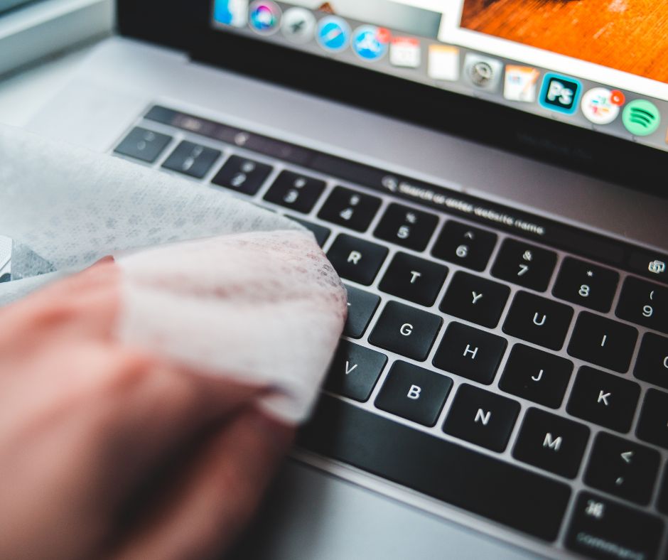 ile kosztuje wyczyszczenie klawiatury w laptopie szmatką