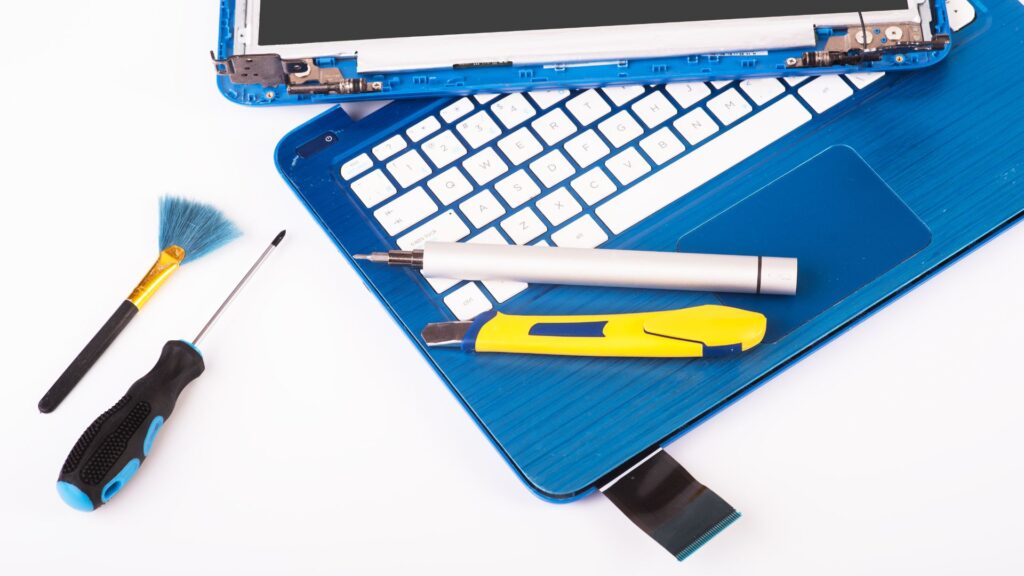 laptop czeka w serwisie na naprawę wyświetlacza