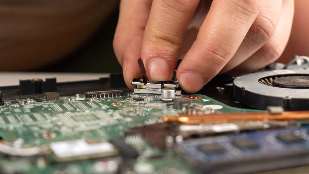 serwisant naprawia brak podświetlenia w laptopie