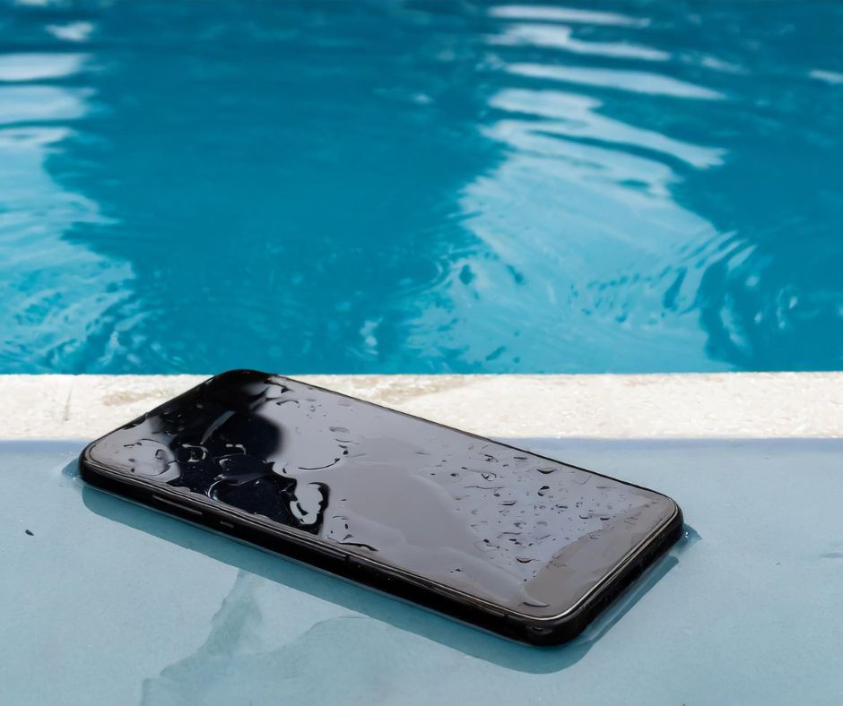 smartfon leżący na brzegu basenu