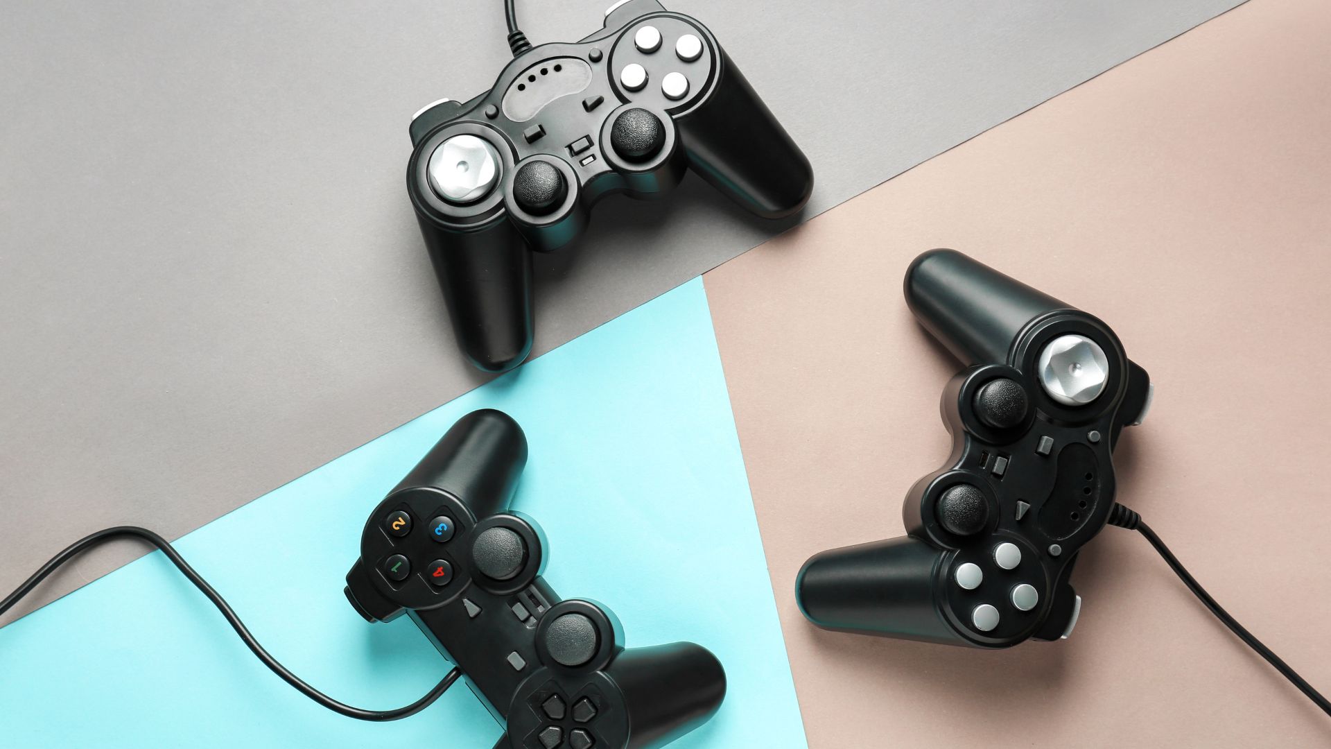 Najlepszy pad do konsoli, trzy padu leżą na blacie.