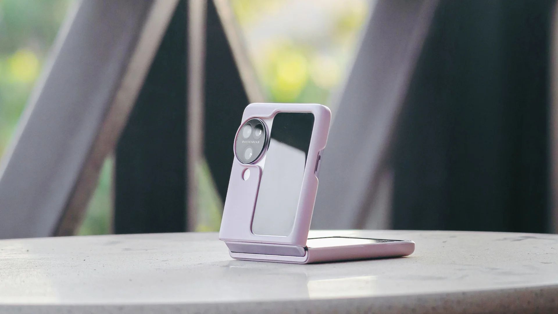 Telefon składany Samsung leży na stole.