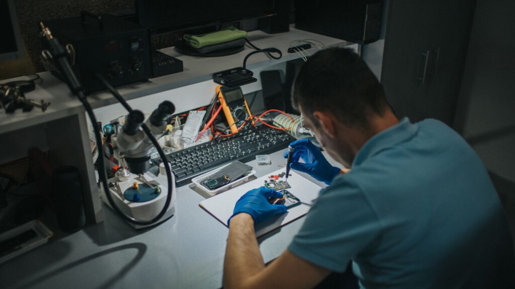 echnik serwisu Doktor GSM podczas naprawy smartfona – bezpieczeństwo danych w serwisie