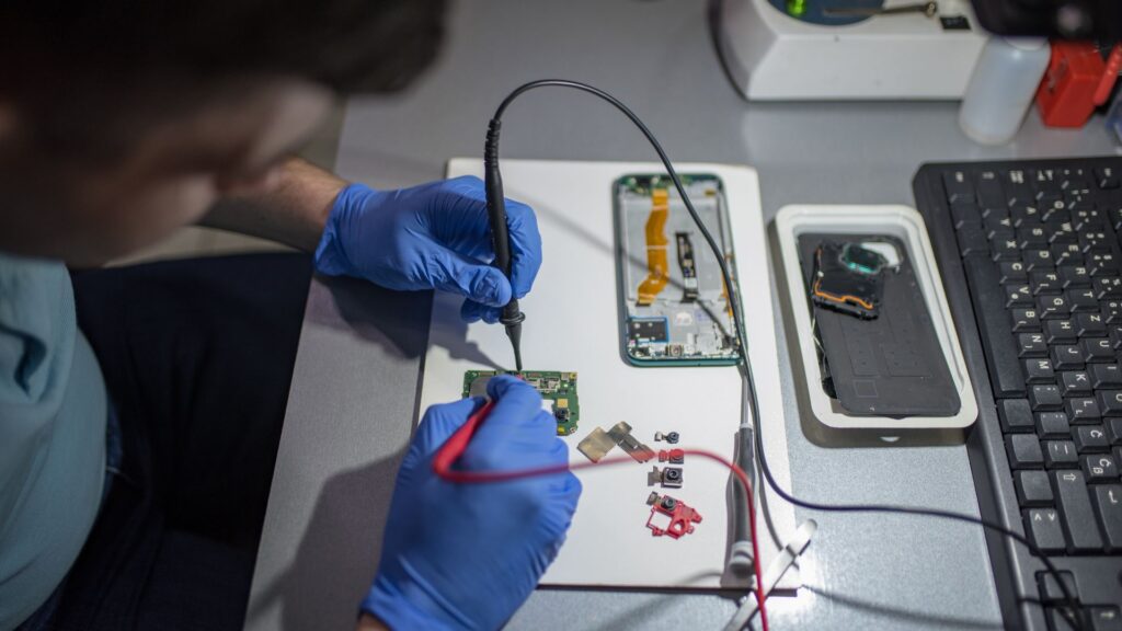 serwisant naprawia smartfona dbając o dane
