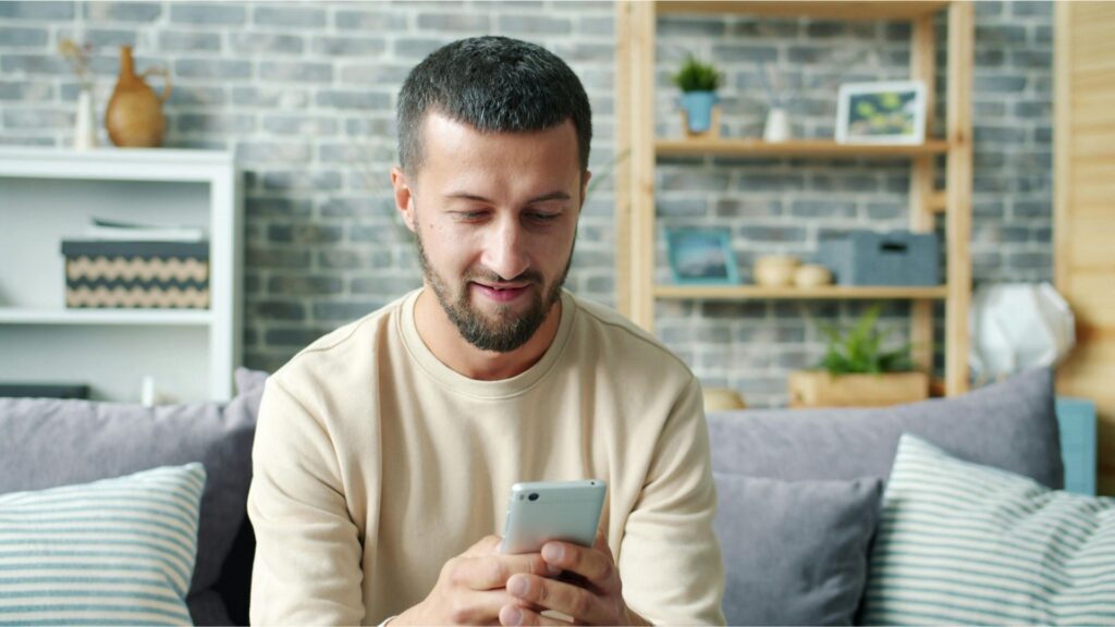 zadowolony klient po zakupie telefonu