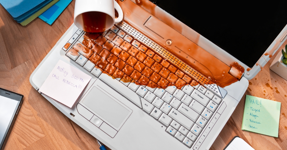 Zalany laptop z rozlaną kawą na klawiaturze