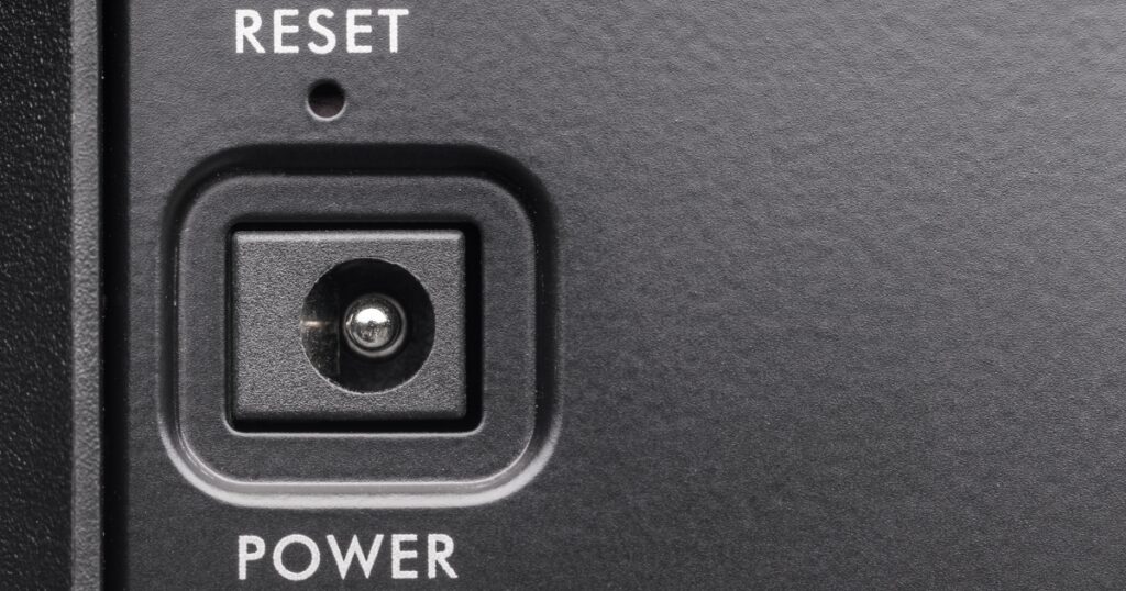 pokazany ukryty przycisk reset w laptopie
