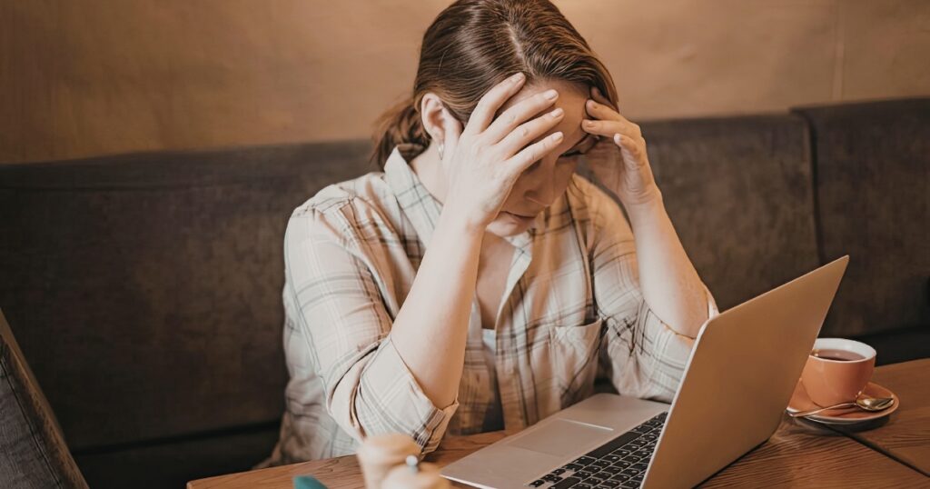 kobieta zmartwiona po zalaniu laptopa